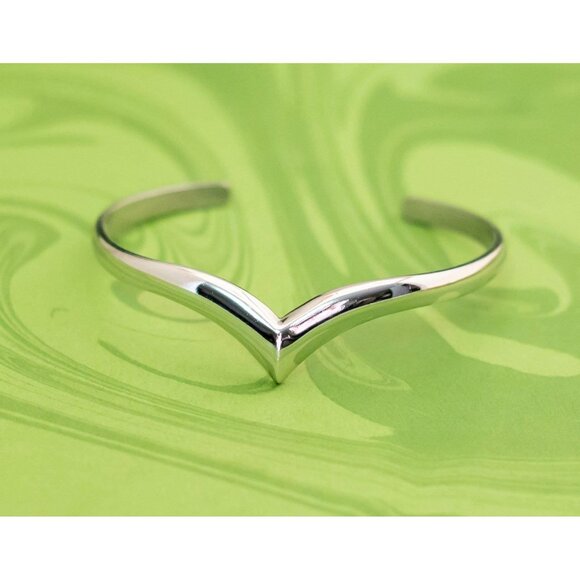 Vintage Victorian V Shaped Silver Tone Cuff Bracelet 7 inch by Avon - W20 - Picture 1 of 3